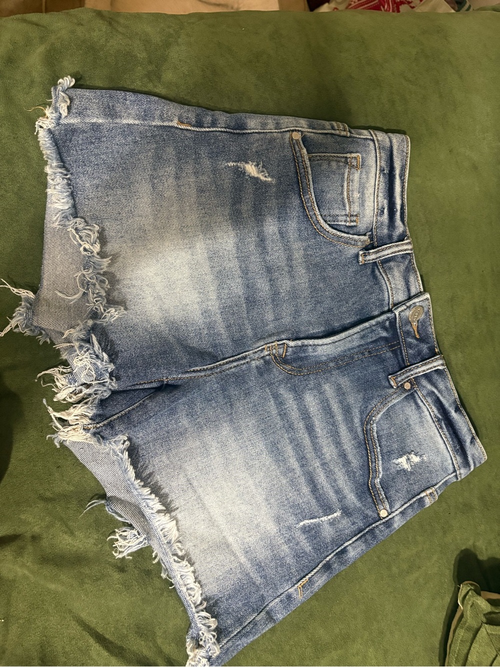 Risen high waisted frayed denim shorts